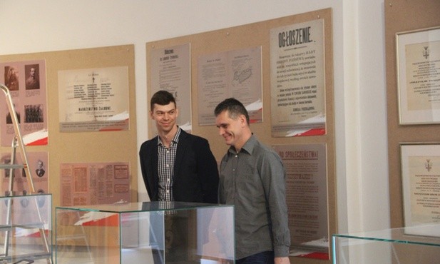 Fragment wystawy „Radomianie na drodze do Niepodległości” i jej kuratorzy 
