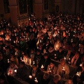 Modlitwa ze świecą w ręku