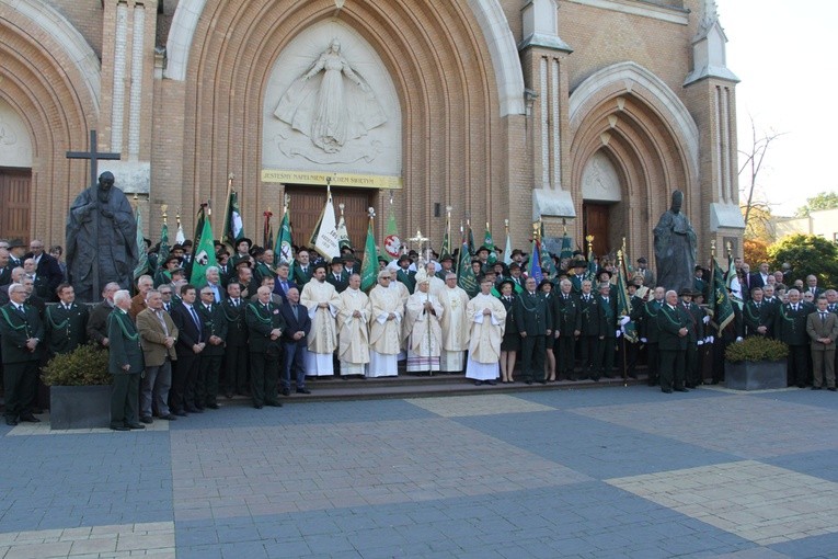Bp Henryk Tomasik i księża kapelani z uczestnikami Eucharystii przed radomską katedrą