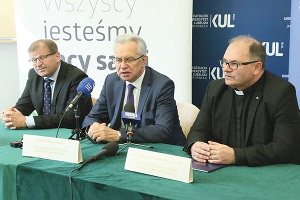 ▲	Konferencja prasowa z udziałem Tomasza Maruszewskiego, Krzysztofa Michalkiewicza oraz ks. prof. Andrzeja Kicińskiego.