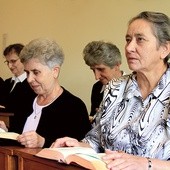 Siostry służki z Płocka  na modlitwie brewiarzowej w domowej kaplicy.
