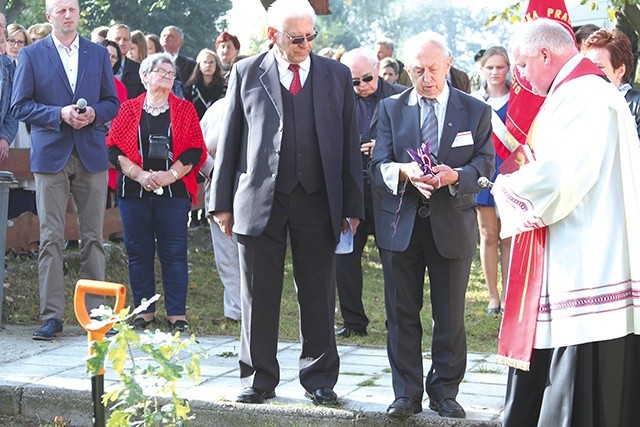 Ryszard Borowiec (z lewej) i Jan Domański posadzili dąb pamięci.