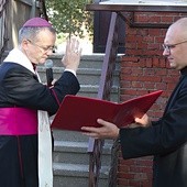 Schronisko, które poświęcił biskup, pomaga w rozwiązaniu najtrudniejszego problemu społecznego, jakim jest bezdomność.