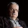 Andrzej Sapkowski, twórca postaci wiedźmina, bardzo popularny polski  autor  fantastyki.