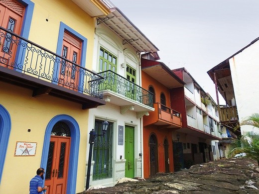 Casco Viejo – XVII-wieczna dzielnica miasta Panama.  Została zbudowana  po tym, jak pirat  Morgan zniszczył  pierwszą osadę.