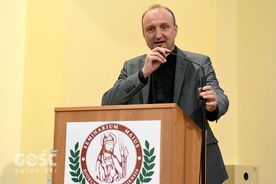 ks. Mariusz Rosik w czasie wykładu w świdnickim seminarium.