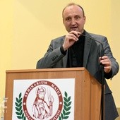 ks. Mariusz Rosik w czasie wykładu w świdnickim seminarium.