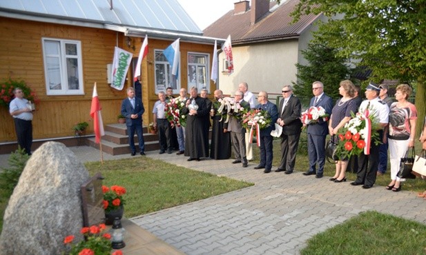 W Pelagowie-Trablicach w starej plebanii, gdzie mieszkał ks. Roman Kotlarz, znajduje się dzisiaj Izba jego pamięci