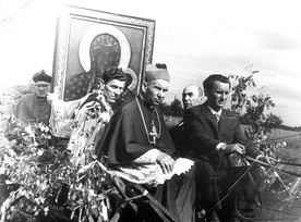 Ks. Roman Kotlarz, obok bp. Piotra Gołębiowskiego, podtrzymuje obraz MB Częstochowskiej, nawiedzający w 1972 r. parafię w Pelagowie