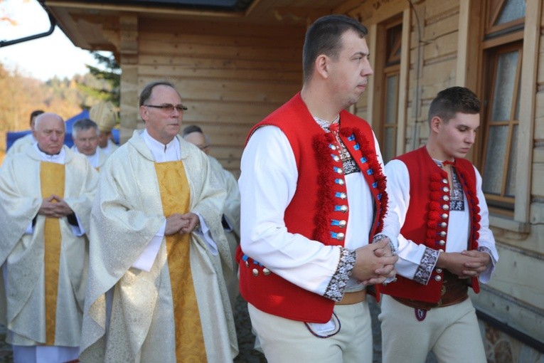 Poświęcenie odbudowanego po pożarze kościoła na Stecówce