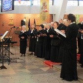 W klimat patriotycznych pieśni wprowadził wykonawców chór "Laudate Dominum" z parafii św. Maksymiliana Kolbego.