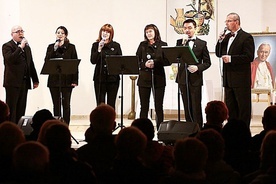 Zespół Spirituals Singers Band est najdłużej istniejącym zespołem wokalnym w Polsce, specjalizującym się w wykonaniach a cappella pieśni negro spirituals