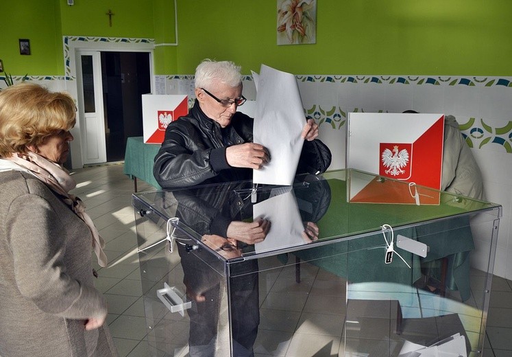 Głosowanie w jednym z lokali wyborczych w Płońsku
