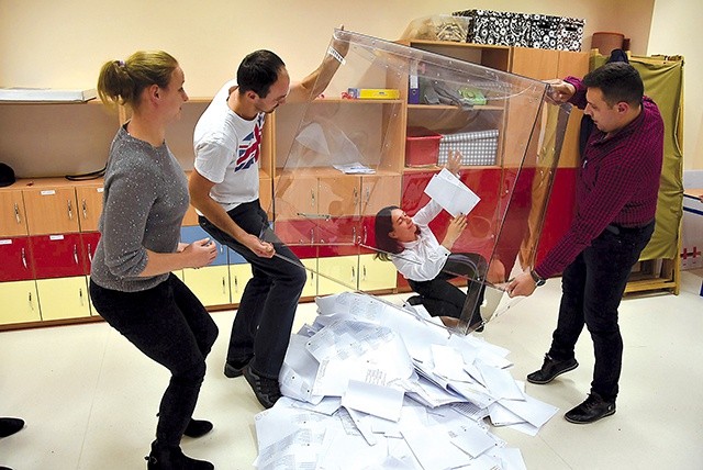 ▲	Nowością w tegorocznych wyborach były przezroczyste urny. Na zdjęciu lokal wyborczy w Cichem na Podhalu.