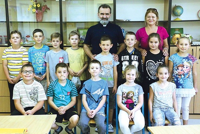 ▲	Dzieci, które w tym roku szkolnym przystąpią do Pierwszej Komunii, przygotowuje ks. Marek.