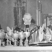 Kard. Karol Wojtyła 45 lat temu przewodniczył Eucharystii. Z lewej bp Ignacy Tokarczuk.