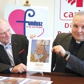 ▲	Do wsparcia dzieł charytatywnych zachęcali ks. Robert Kowalski, dyrektor Caritas Diecezji Radomskiej, i Zbigniew Miazga z Funduszu  im. bp. Jana Chrapka.