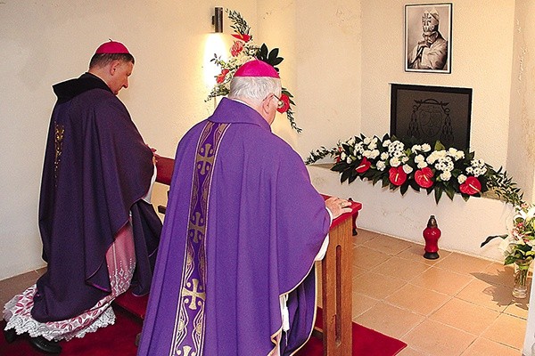 Po Mszy św. biskupi modlili się przy grobie kard. nominata Jeża.