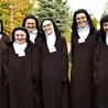 W diecezji koszalińsko-kołobrzeskiej siostry karmelitanki są w Bornem Sulinowie. Na zdjęciu s. Bernadetta i s. Joanna z tej wspólnoty (druga i trzecia od lewej).