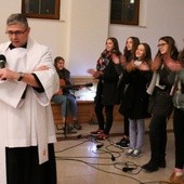 Rozważania dla młodych poprowadził ks. Mariusz Krycia. Towarzyszył mu parafialny zespół