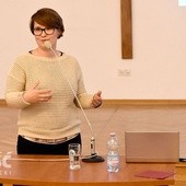 Anna Mikołajczyk z Wydawnictwa Świętego Wojciecha w czasie zajęć w świdnickiej kurii.