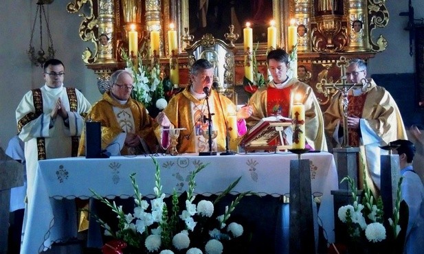 Bp Roman Pindel przewodniczył Mszy św. z okazji 500-lecia kościoła w Głębowicach