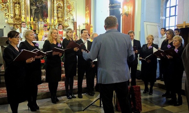 Chór Wrzos podczas jubileuszowej uroczystości w Głębowicach