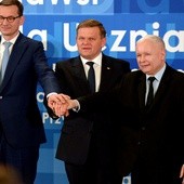 Wspólna fotografia na zakończenie radomskiej konwencji. Od lewej: Mateusz Morawiecki, Wojciech Skurkiewicz i Jarosław Kaczyński