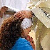 Podczas konsekracji biskup nakłada ręce w geście błogosławieństwa i modli się nad wdową. 