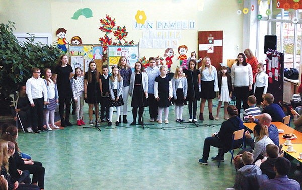 ▲	Uczniowie przygotowali program słowno-muzyczny poświęcony papieżowi Polakowi.