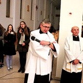 ▲	Ks. Stanisław Kosowicz (z prawej) i ks. Mariusz Krycia  podczas modlitwy z młodzieżą.