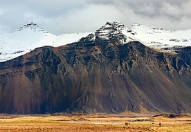Islandzkie pejzaże jesienią przypominają karmelitański habit.