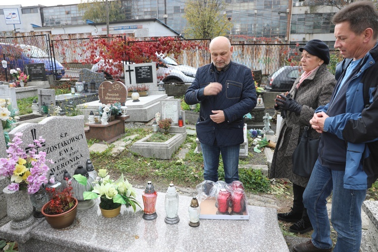 Delegacja stowarzyszenia Podbeskidzie - Wspólna Pamięć złożyła tabliczki, znicze i modliła się nad grobami opozycjonistów