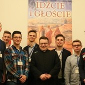 Ks. Marcin Grzesiak wśród ceremoniarzy, którzy posługują na trzeciej edycji kursu