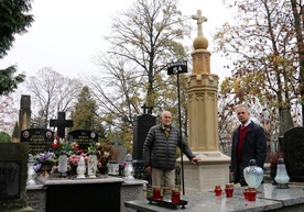 Przy odnowionym nagrobku ks. Kobierskiego Jerzy Przyborowski, przewodniczący zarządu SKOZCR w Radomiu (z lewej) i Sławomir Adamiec