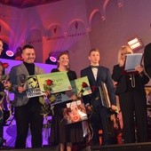 Finaliści VI Fetting Festiwal wraz z ambasadorem wydarzenia Markiem Kaliszukiem i prowadzącą Marią Szabłowską