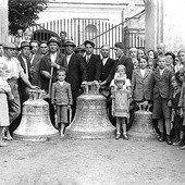 Zdjęcie wykonane przez Ludwika Bujaka. Mieszkańcy parafii Gręboszów z dzwonami z luf armatnich od Piłsudskiego. 