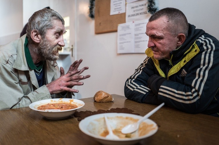 Bezdomni oprócz jedzenia potrzebują także miejsca do umycia się i odpoczynku