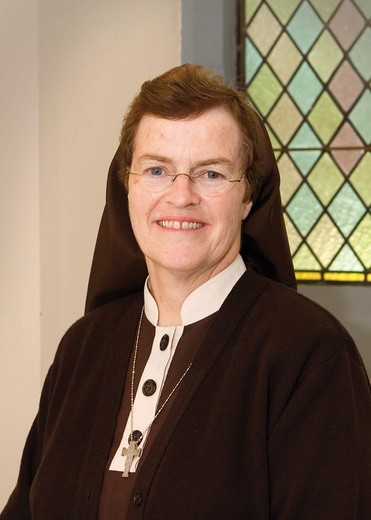 Siostra Briege McKenna jest klaryską. Od wielu lat regularnie modli się wstawienniczo nad kapłanami