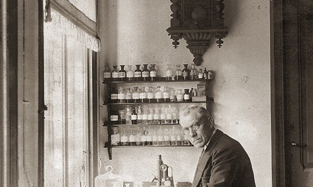 Martinus Beijerinck  w swoim laboratorium  w 1921 r. ►Mikroskopowy obraz największego wirusa na świecie.