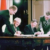 Michaił Gorbaczow i Ronald Reagan podpisali układ rozbrojeniowy 8.12.1987 r.