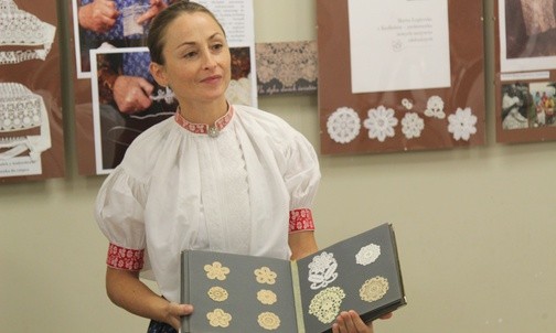 Beata Legierska, autorka nowatorskich obrazów z koronki
