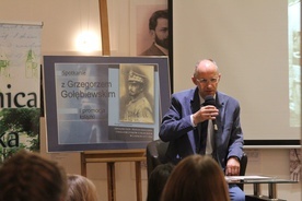 Autor książki dr Grzegorz Gołębiewski opowiadał o pobycie gen. Hallera i żołnierzy Błękitnej Armii w Płocku