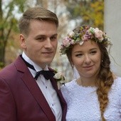 Wojciech i Agnieszka po zakończeniu ceremonii zaślubin