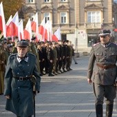 Przeglądu zaprzysiężonego wojska dokonuje marsz. Józef Piłsudski. Obok niego idzie kpt. Józef Marjański