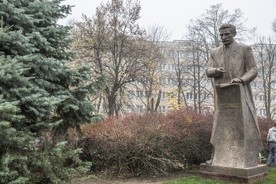 Pomnik Ignacego Daszyńskiego odsłonięty przy pl. Na Rozdrożu