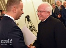 Ks. Kazimierz Jandziszak odbierający odznaczenie w Urzędzie Wojewódzkim