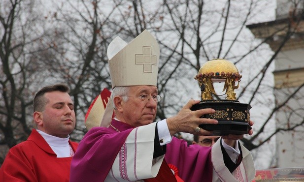 Ordynariusz udzielił błogosławieństwa na cztery strony świata relikwiami świętej Wiktorii