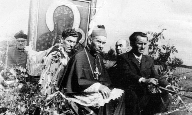 Ks. Roman Kotlarz podtrzymuje wizerunek MB Częstochowskiej, obok sługa Boży bp Piotr Gołębiowski. Nawiedzenie diecezji w 1972 roku
