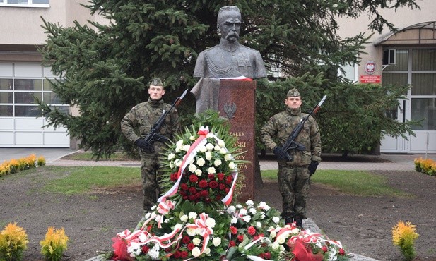 Popiersie marszałka Piłsudskiego stoi na skwerze przy budynku Państwowej Straży Pożarnej
